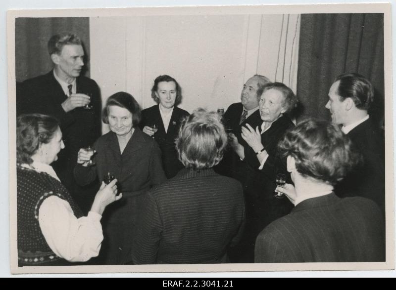 Meeting of younger generation cultural figures organized by the editorial of the magazine "The Women of the Councils" with revolutionary veterans. In the conversation circle right from Georg Ots, Alma Vaarman, Oskar Sepre, Magda Korb, Richard Majak and others.