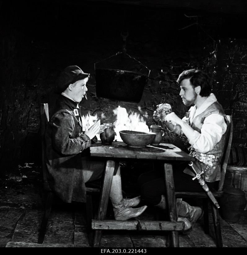 Tallinn movie "Last reliikvia". Gabriel (Aleksandr Goloborodko) and a man’s garments at Agnes (Ingrida Andrina) to eat.