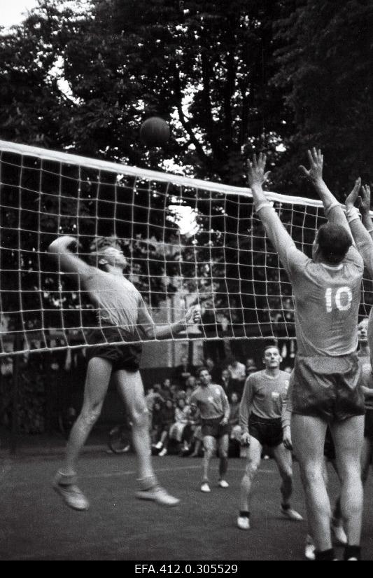 The volleyball competition of the sports association Spartak was restored on the playground.