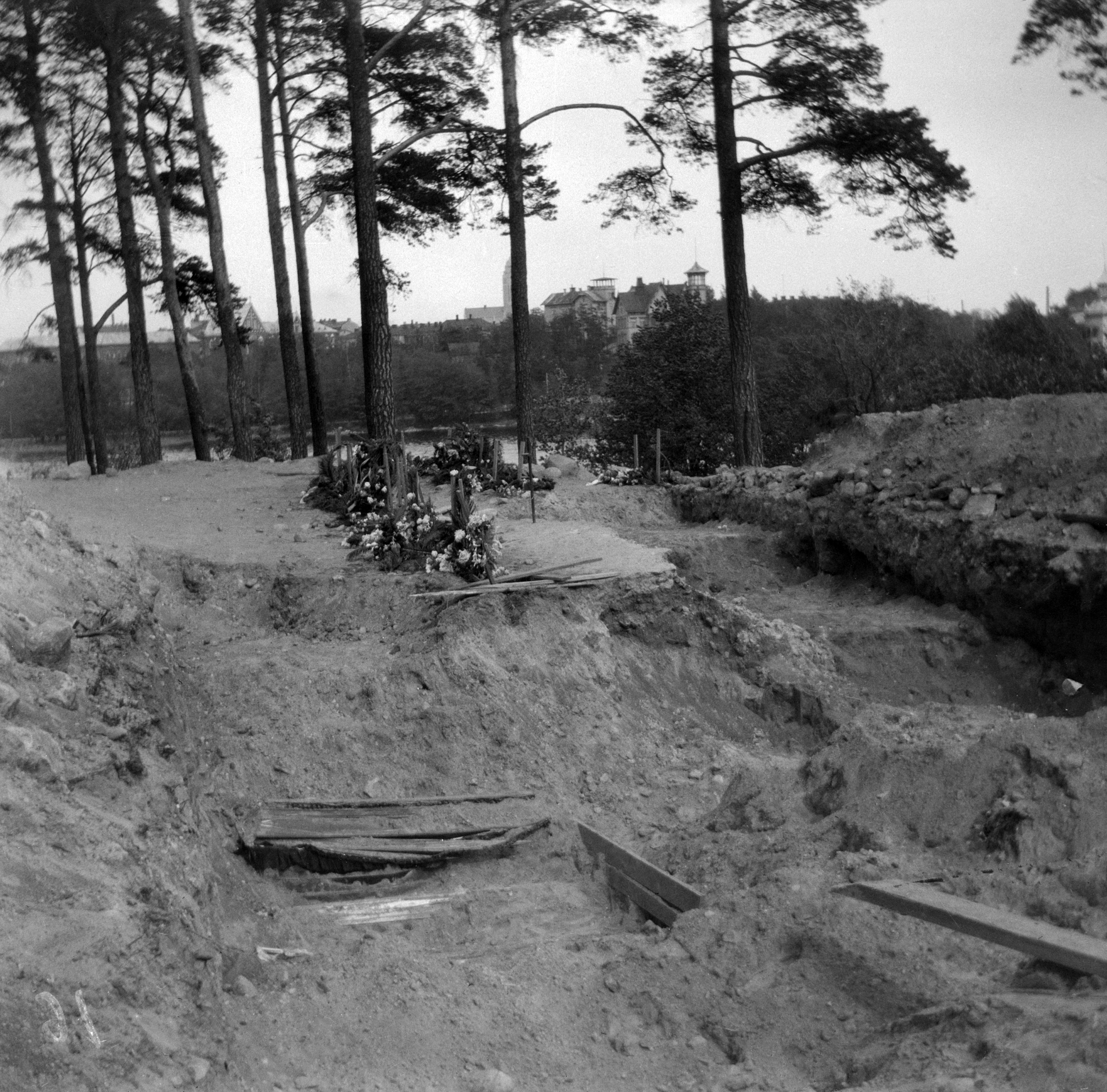 Helsingin valtaus 1918. Punakaartilaisten hautoja Mäntymäellä.