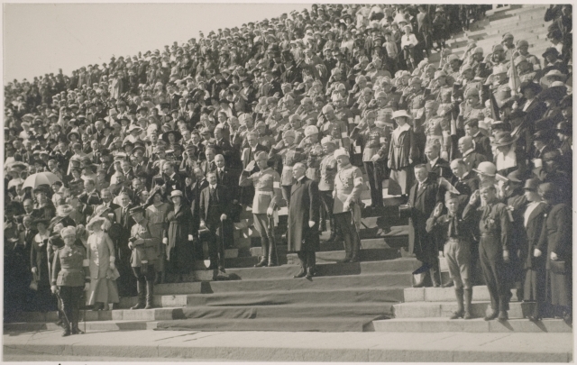 President Ståhlberg on the parade of 16.5. at the Senate's Office in 1921