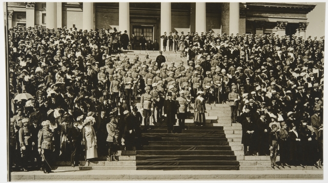 President Ståhlberg, with his spouses, receives a three-year civil war’s end