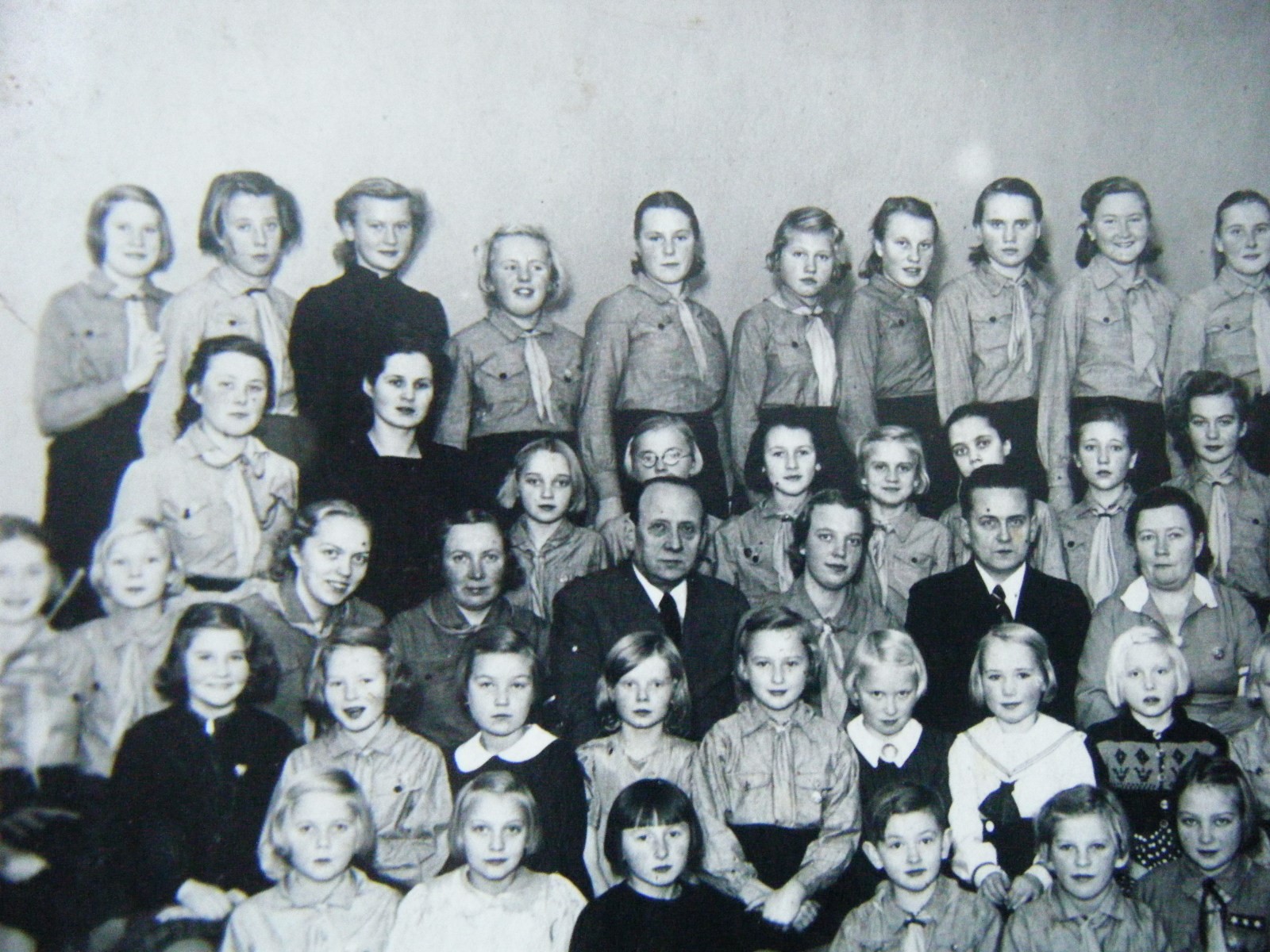 Tartu home girls. On the left in the third row, the second Silvia-Agathe Brant. The photo also includes her non-formal classic sister Asta Vihandi