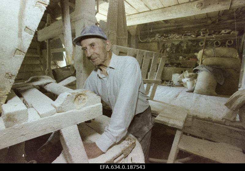 The hunter's flour mill coat Aleksander Tsupsman.
