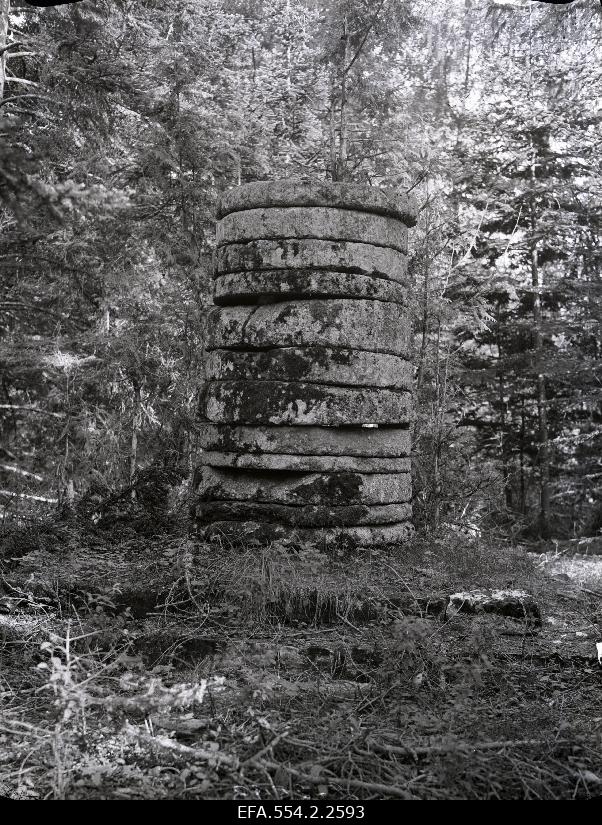 A monument consisting of 13 sandstones in the Old-Vigala Manor Park.
