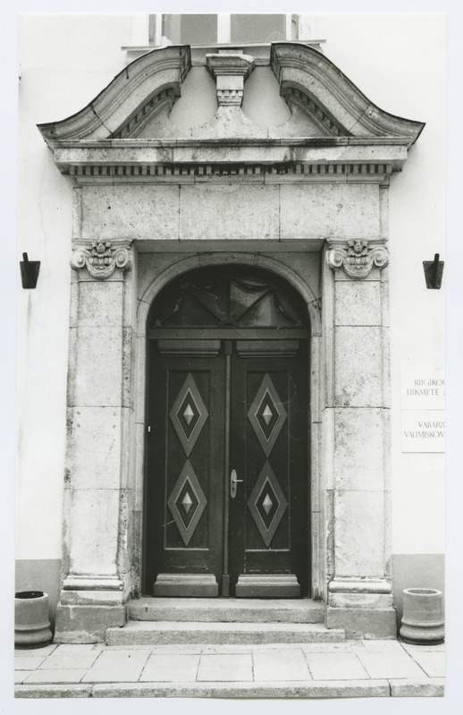 Tallinn. The outside door of the House of Peace Court 1