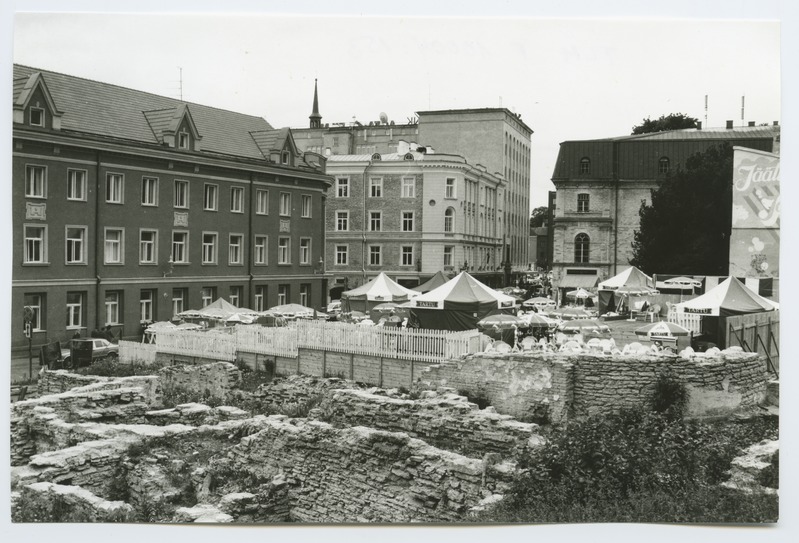 Tallinn. View Harju tn Jäätise Café and ruins by the Church of Niguliste