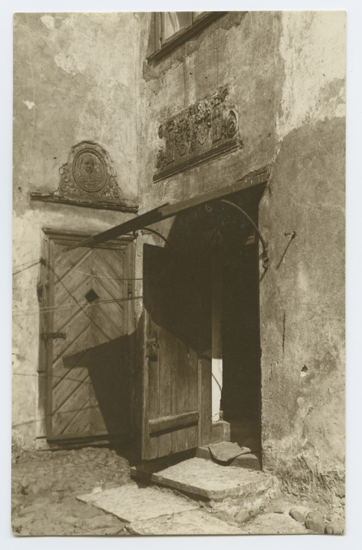 Tallinn. The 19th courtyard of Russia. View of the doors of the house