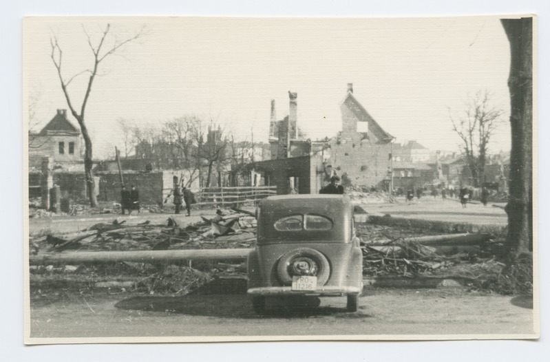 View of the ruins on Sakala Street. In front of the car.