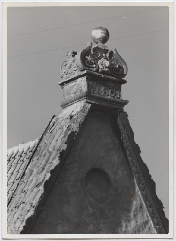 Roofing stone on Laial street.