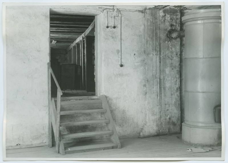 Tallinn, Pakkmaja, interior, door with stairs.