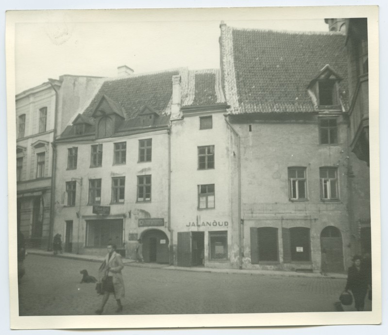 Tallinn, Old Market, on the right Pakkmaja.