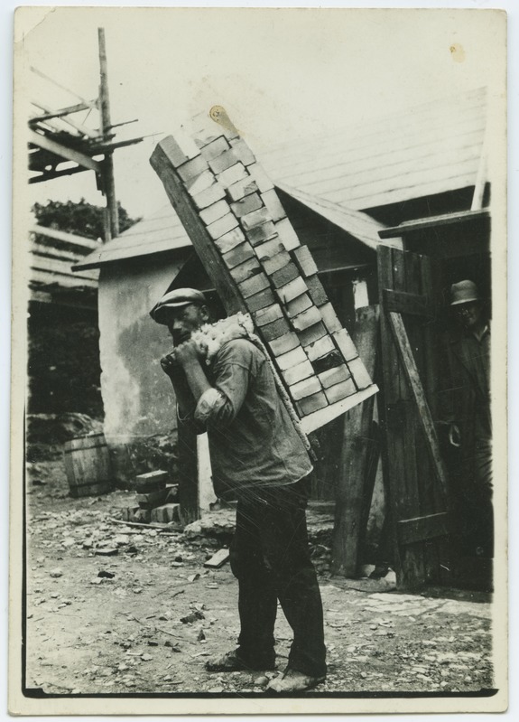 A worker wearing bricks with "single".