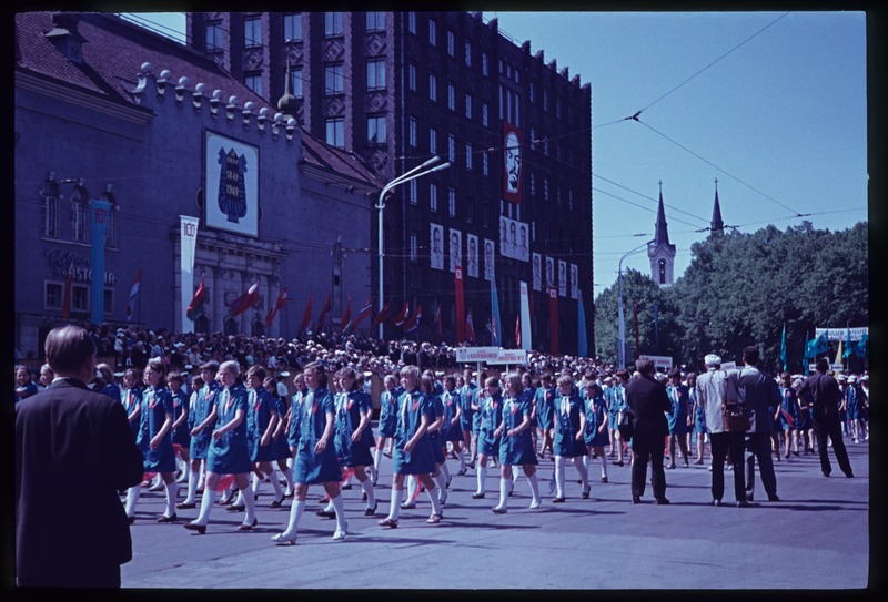 Singing party train walk in the Winning Square, children's choirs pass through the tribute.