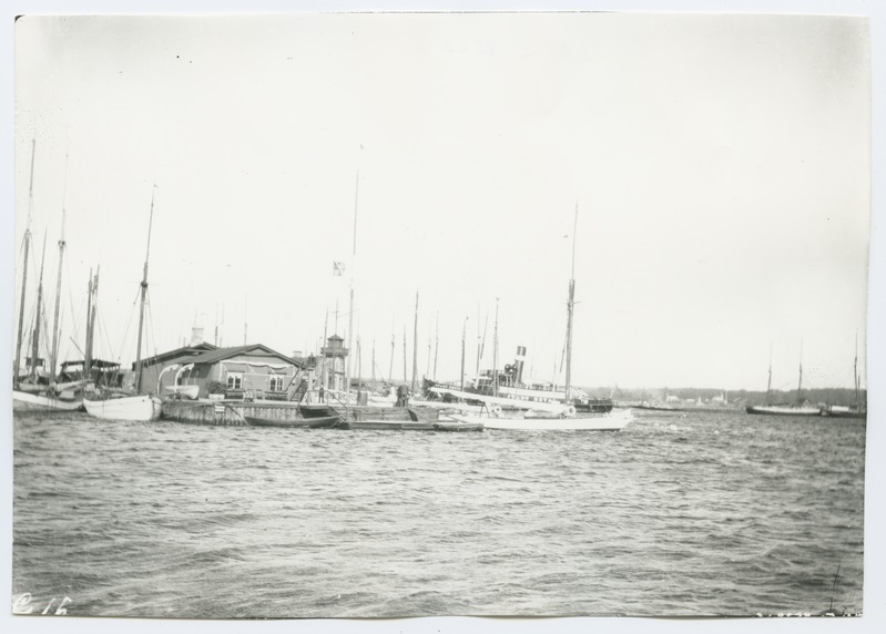 Tallinn harbour, in the middle of the icebreaker "Stadt Reval", on the left of the Tallinn Yacht Club building and hunting harbour, about 1912.