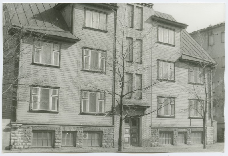 Three-fold building with a stone staircase, Kunder Street 39.