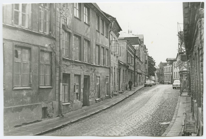 View along the New Street, New Street 32 building.