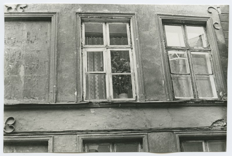 Windows of the second floor of the triple stone house, New Street 32.