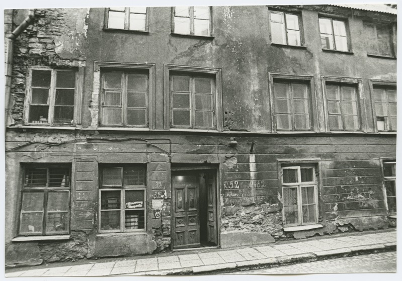 Three-fold stone house façades, New Street 32.