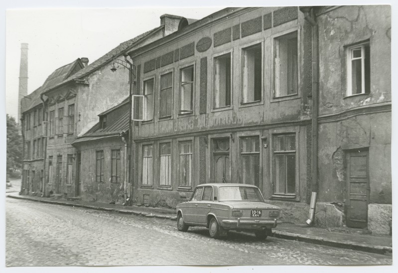 Double stone house New Street 28, the house in front of the car.