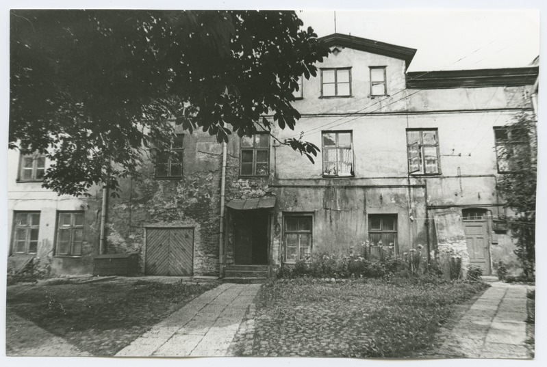 Double stone house and yard, New Street 23.