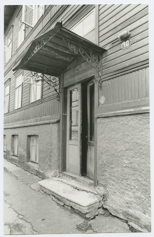 Peeter Süda Street 10 wooden building external doors and shadowing.