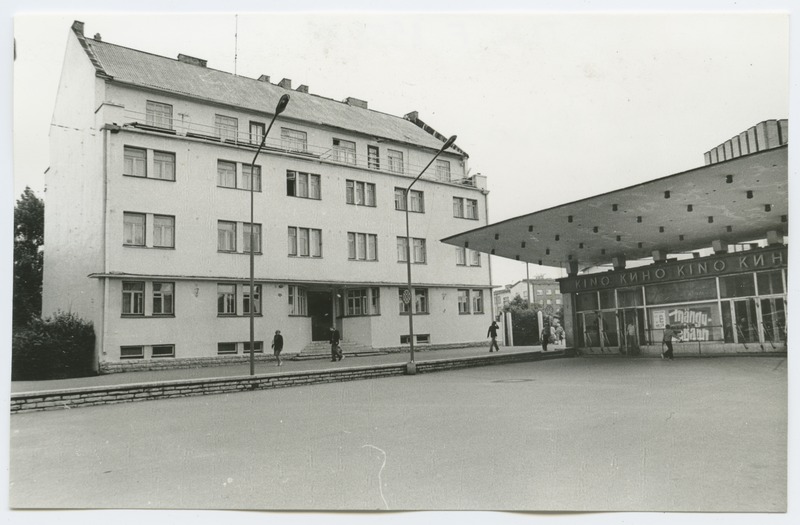 Four-fold stone building Pärnu highway 41 and the entrance of the cinema "Kosmos".