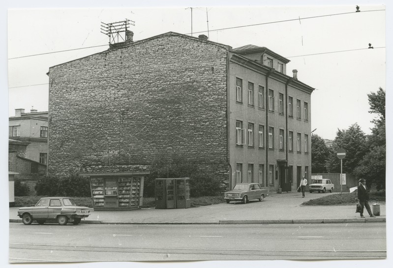 Pärnu Road 41 triple stone building.