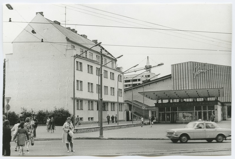 Four-fold stone building Pärnu highway 41 and the entrance of the cinema "Kosmos".