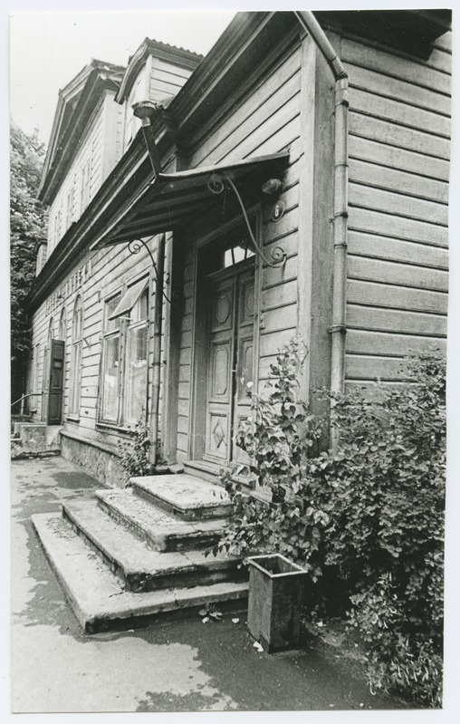 Paldiski highway 6, side view of the double wooden building.