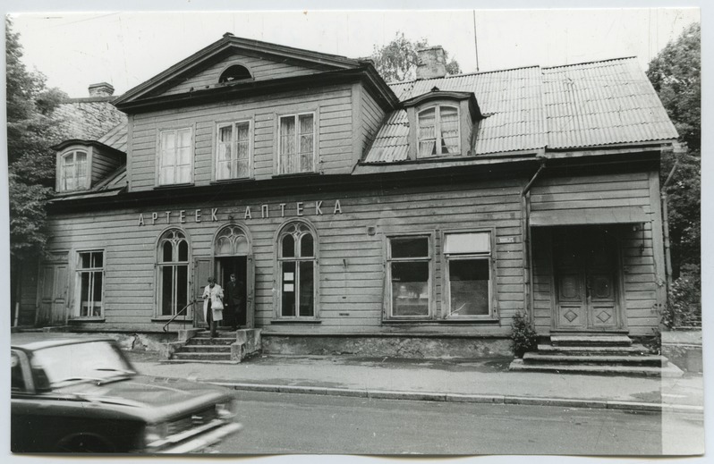 Paldiski highway 6, double wooden building.