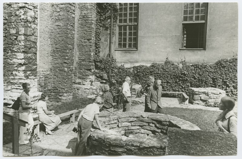 Foreign Estonians around the yard of the Dominican monastery.