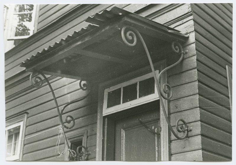 Pärnu highway 31, shedding on the door of the house.