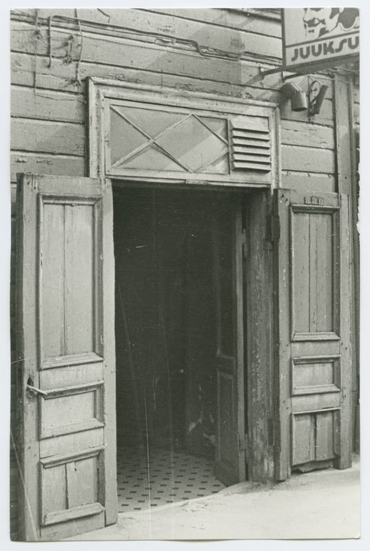Open-ended wooden door on the 14a house of Paldiski highway.