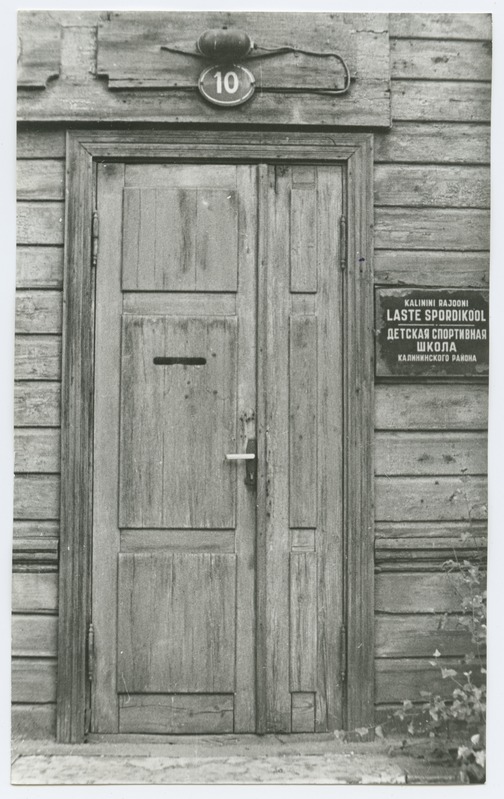 Wooden door on the 10th house of Paldiski highway.