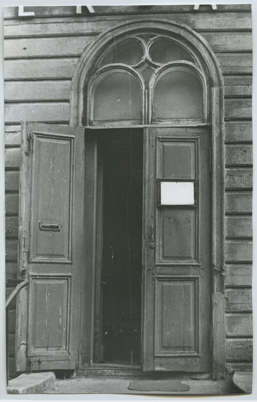 Wooden door on the 6th house of Paldiski Highway.