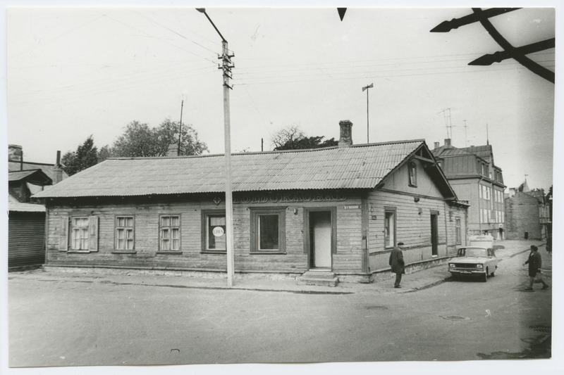 One-time wooden building