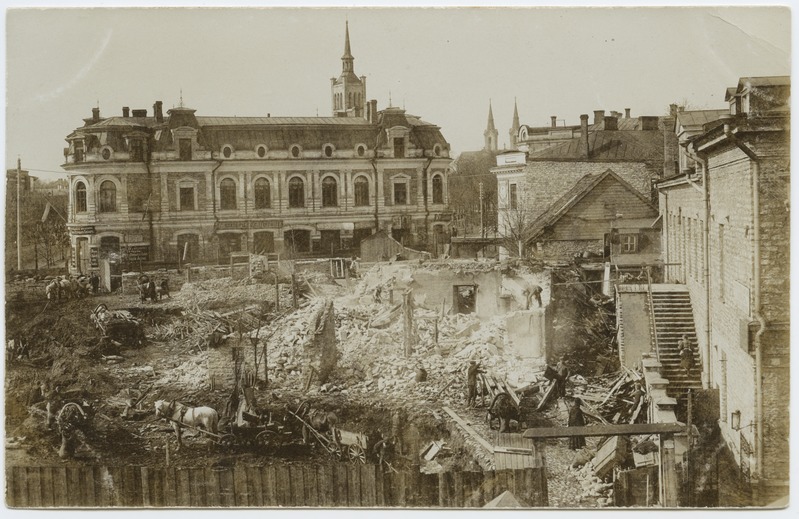 Construction of the Saarinen house on Pärnu highway.