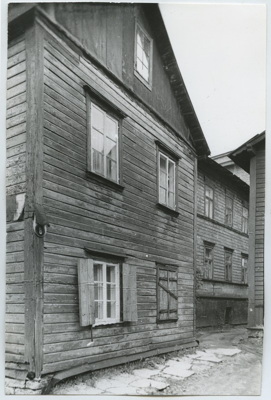 Tallinn. Old wooden building Väike-Kompassi t. 8