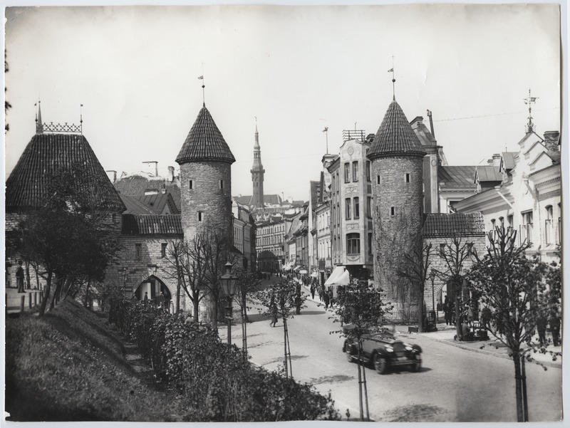 View Viru gate and street, behind Raekoja tower.