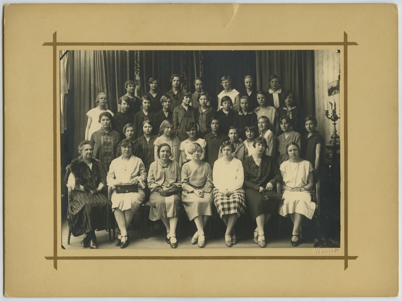 A group picture of teachers and students in Tallinn's 12th primary school.
