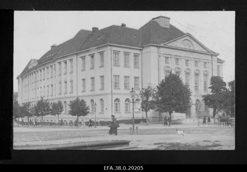 The building of Tallinn School of Commerce, School of Commerce and Ühis Secondary School on the Pärnu Road.