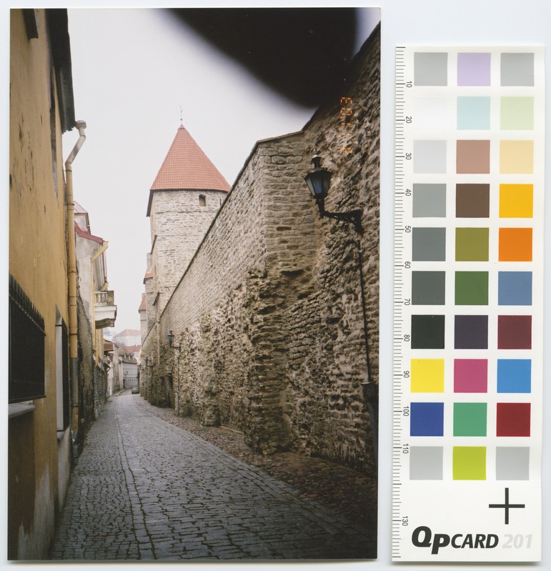 Walls between street