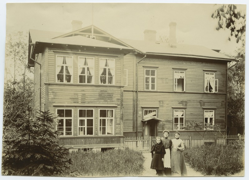 Tallinn, Tõnismäe Street 1a, Romberg Kõrvi house, 3 women in front of the house.