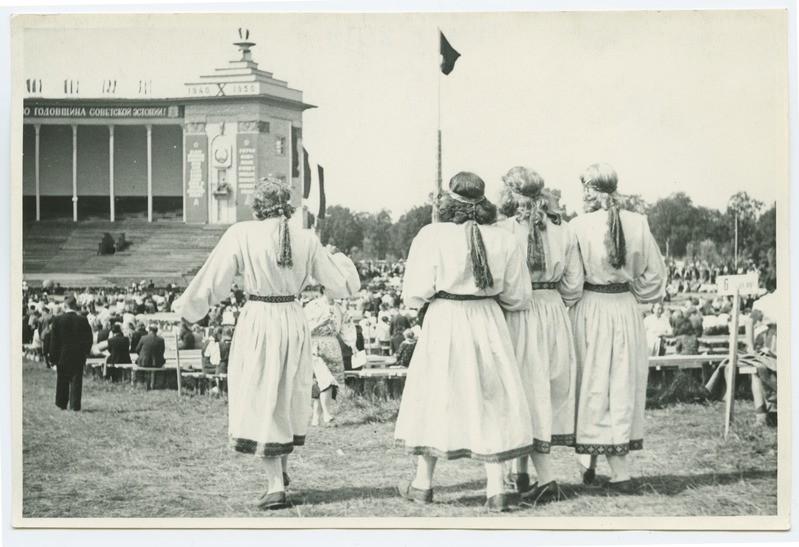The 1950s song festival in Tallinn, four Tarvastu folk dresses on the lady's song field, back view.