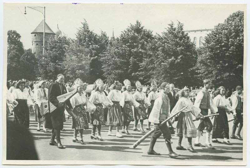 The 1950s song festival in Tallinn, folk dancers and folk players were on a train walk in the Winning Square.