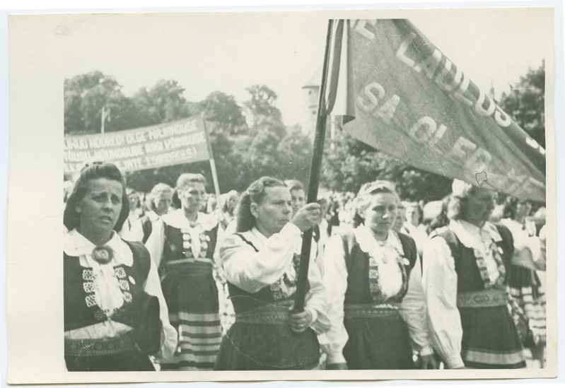 The 1950s song festival in Tallinn, Mustjala folk dressed by women singers on the train.