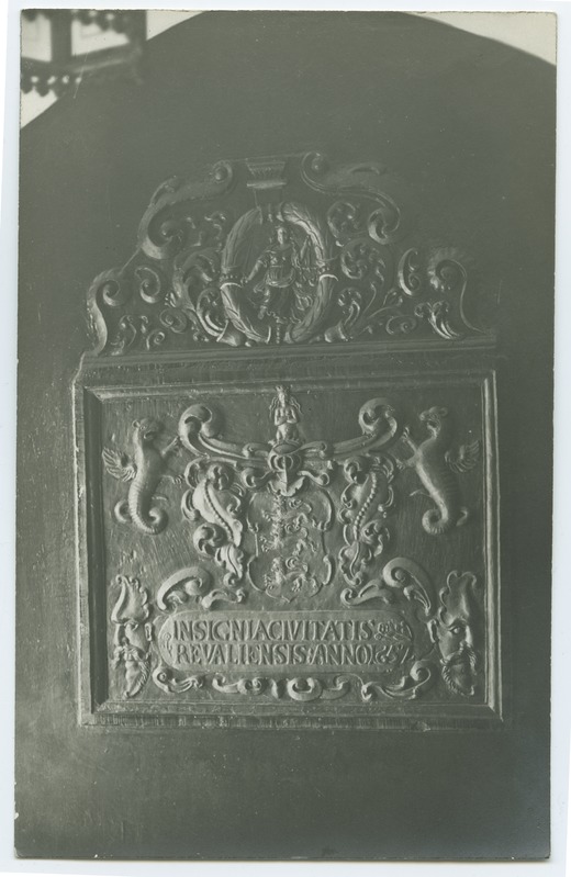 Kivireljeef, "Instignia Civitatis Revaliensis Anno 1657" on the front door of the Raekoja.