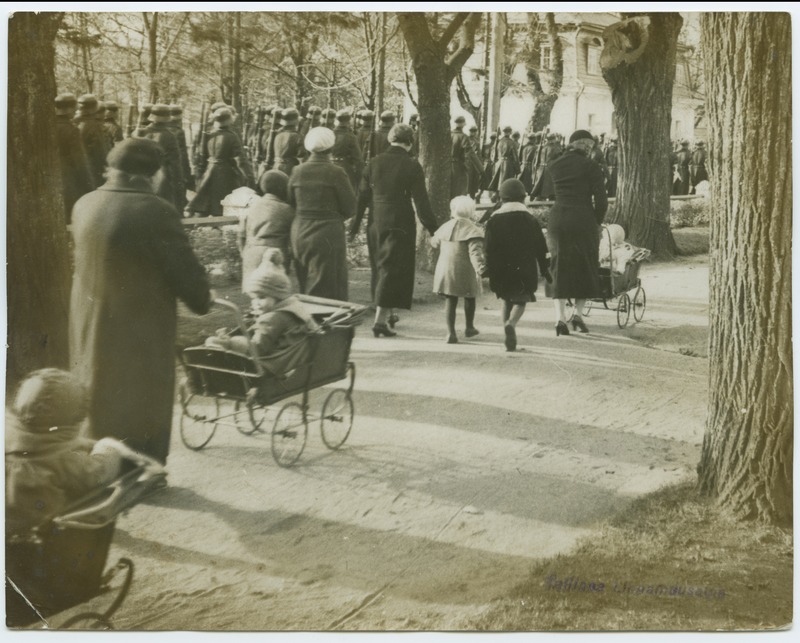 Marches by military personnel and passers with children's frogs in Kadriorg, Weizenberg Street.
