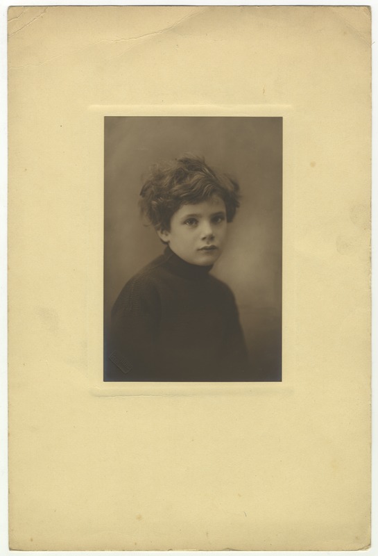 Ateljeefoto of the child - portrait: Paul Rinne